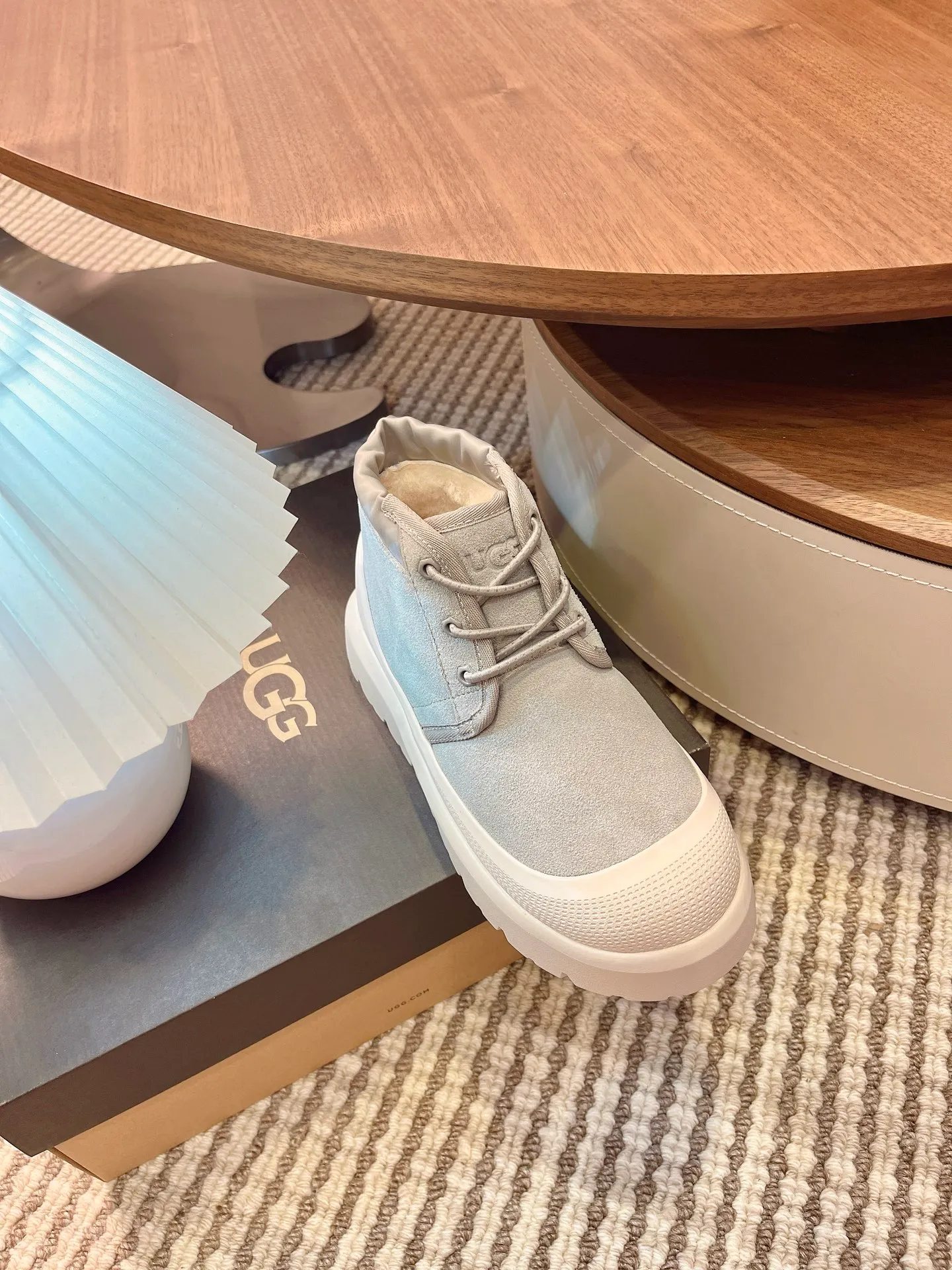 【UGG】 P: 560💰 Couple shoes Size: Women’s size 35-40 / Men’s size 40-44 UGG Tasman Weather Hybrid slip-on snow boots👢 Wang Yibo's same style 👏 adds a large orange sole to the classic Tasman shoe style, functional color contrast design, environmentally friendly waterproof and snowproof material, which has both fashionable and functional attributes. At the same time, it is paired with the new UGG furry shoes Keen's furry color-blocking jacket. Bright orange and maroon collide to create a new light outdoor style and open up a new travel experience in early autumn! Using the best materials, the 17mm fur integrated surface is warmer and breathable, and the outsole is upgraded to a lightweight and wear-resistant light wing technology outsole!